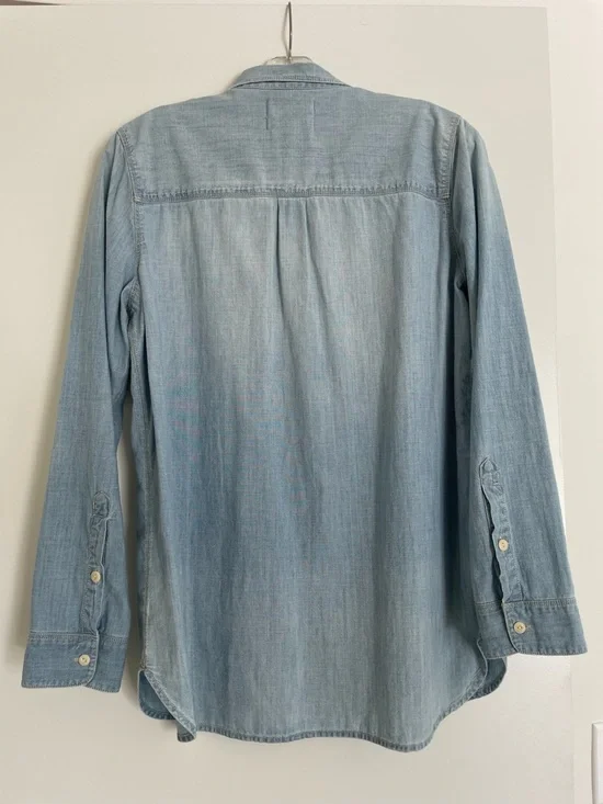 Madewell Classic Light Chambray Button Down Shirt in Medium - Picture 5 of 15